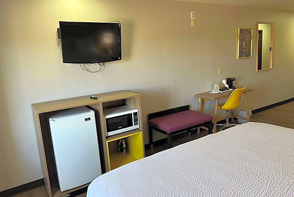 Days Inn & Suites by Wyndham Hutchinson