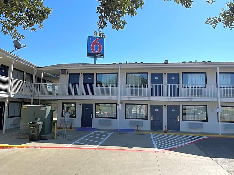 Motel 6 Denton, TX - UNT