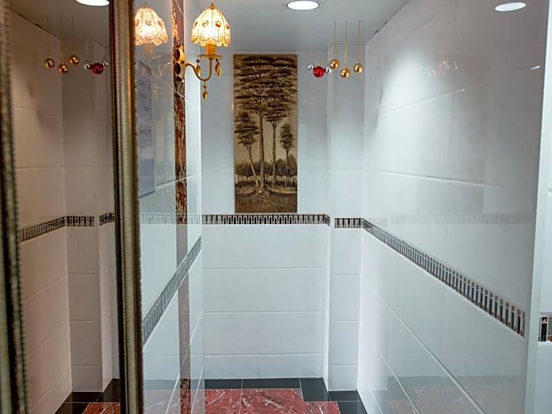 Canada Inn - Formerly Canada Hotel