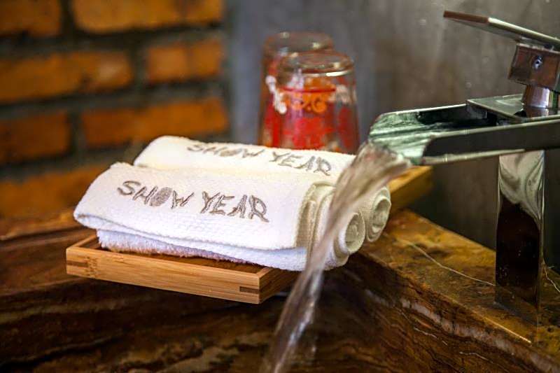 Show Year Reminiscence Hotel