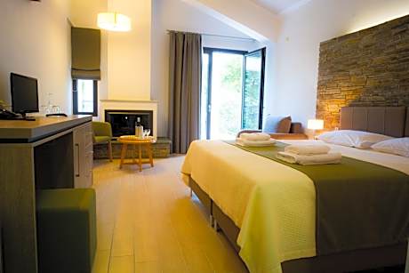 Triple Room with Veranda and Mountain View