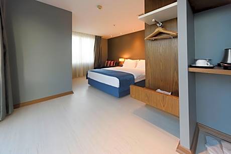 1 King Bed Standard Smoking