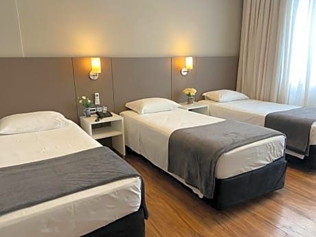  Deluxe Triple Room with 3 Single Beds