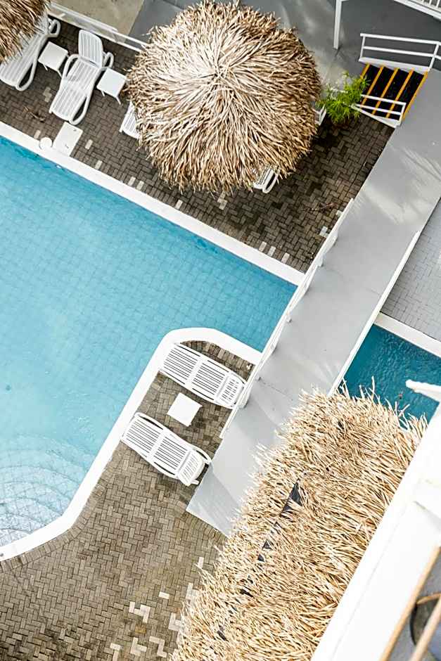 El Faro Containers Beach Hotel