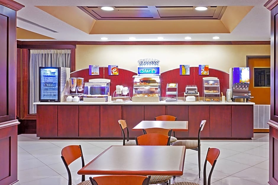 Holiday Inn Express Hotel & Suites-Magee By IHG