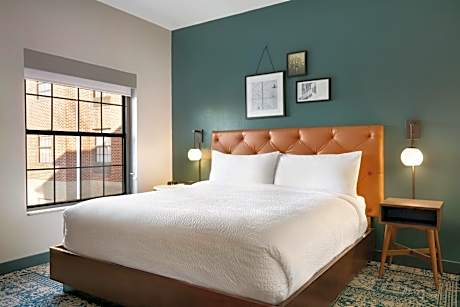 1 Bedroom Suite, 1 King, Alternate bed: sofa bed