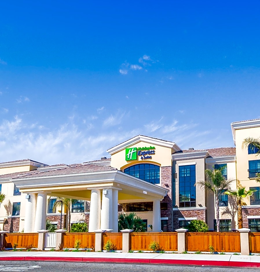 Holiday Inn Express & Suites Eureka, an IHG Hotel
