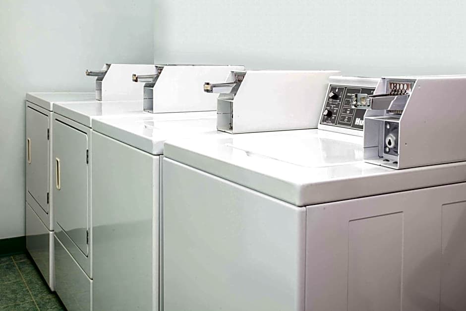 Super 8 by Wyndham Kindersley