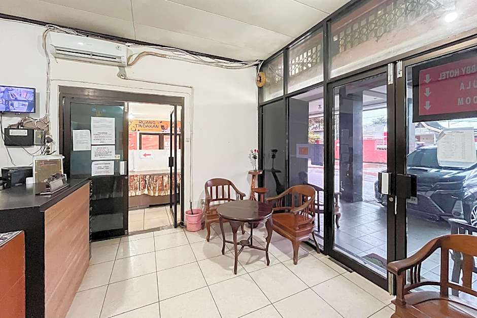 Urbanview Hotel Transit near Bandara Sultan Hasanuddin – Maros, CA