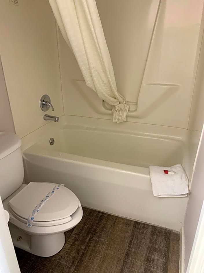 Days Inn by Wyndham Clinton