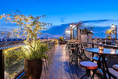 La Mejor Hotel & Sky Bar