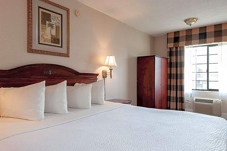 Studio City Court Yard Hotel