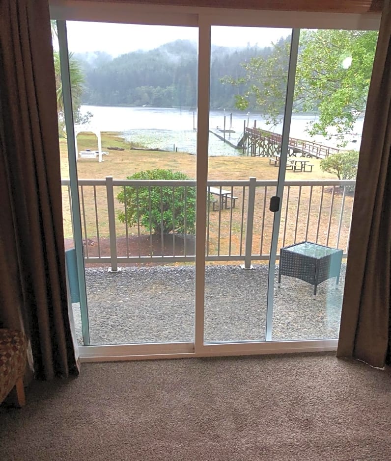 Lakeshore Lodge