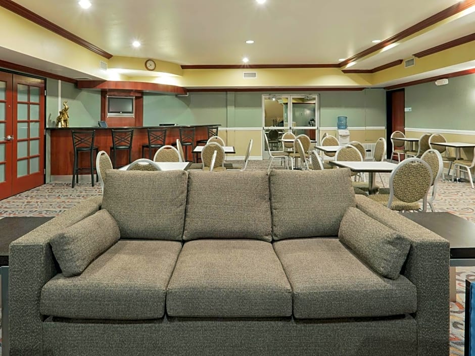 Holiday Inn Express Hotel & Suites Bakersfield Central By IHG