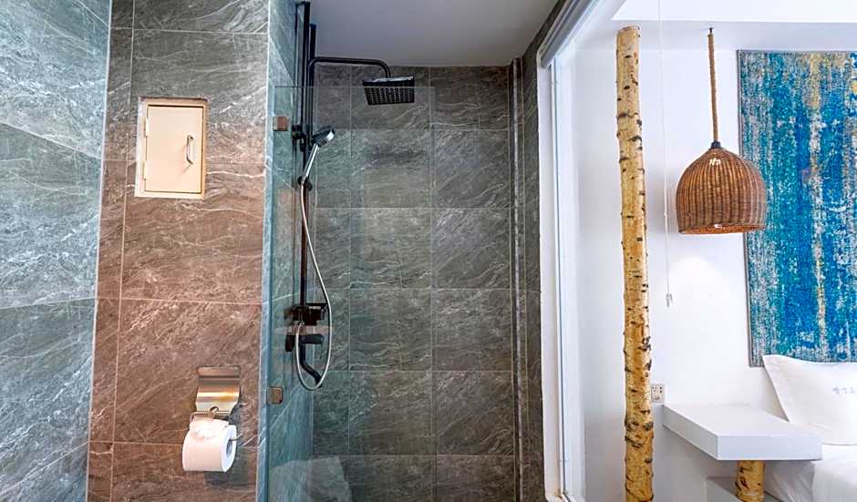 Meow Cat Cafe & Hotel