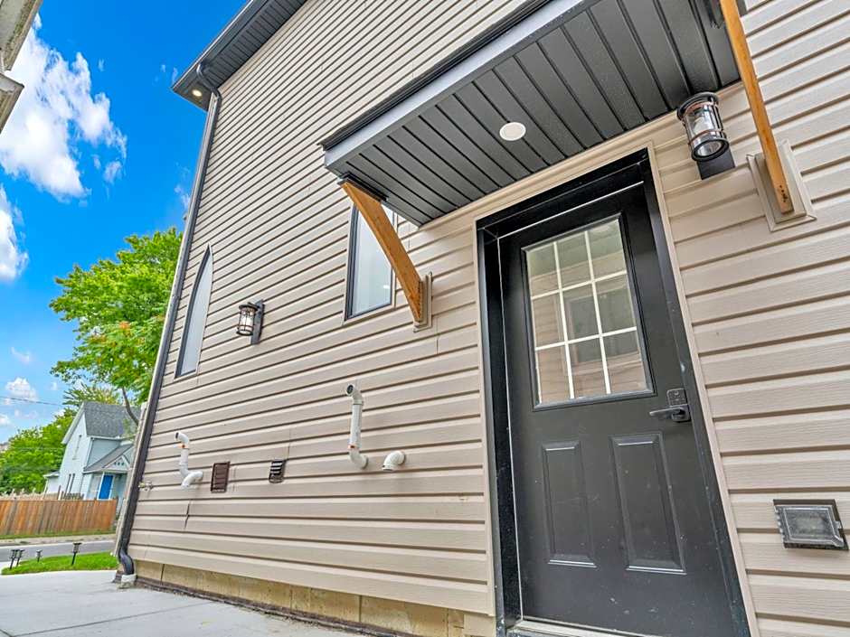 Stylish 2-Bedroom Apartment In Downtown Windsor