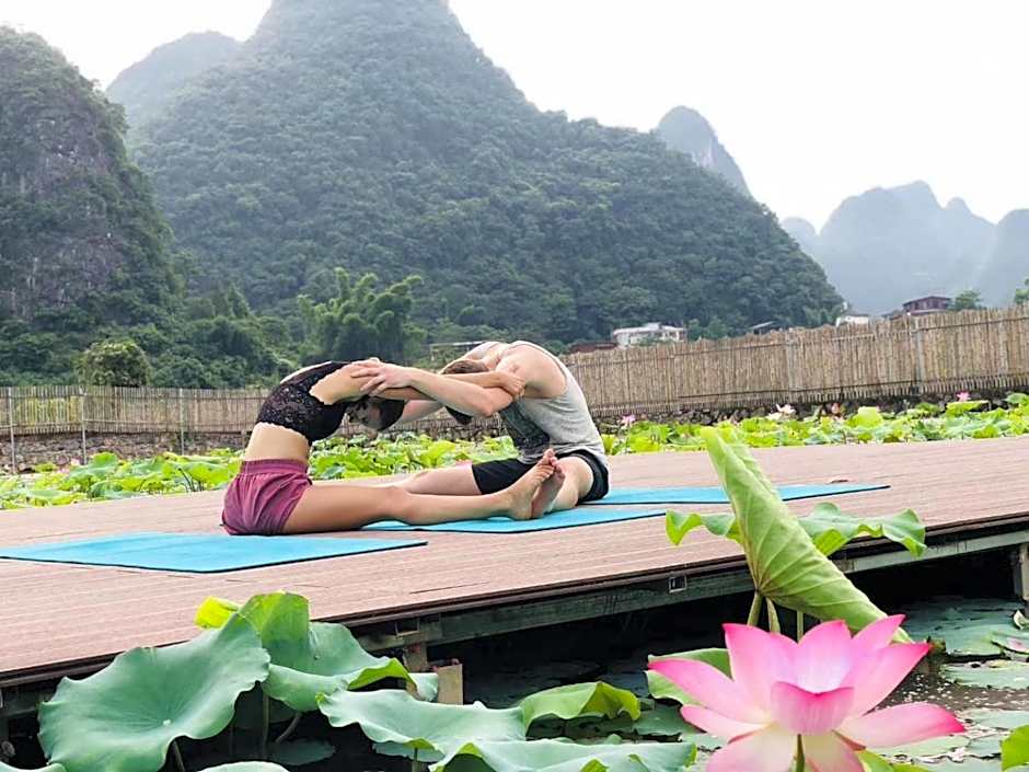 Yangshuo Tea Cozy-Free one way pick up service over 4 nights, English speaking, Yulong river location,Laundry service,Swimming pool, Bicycle rent