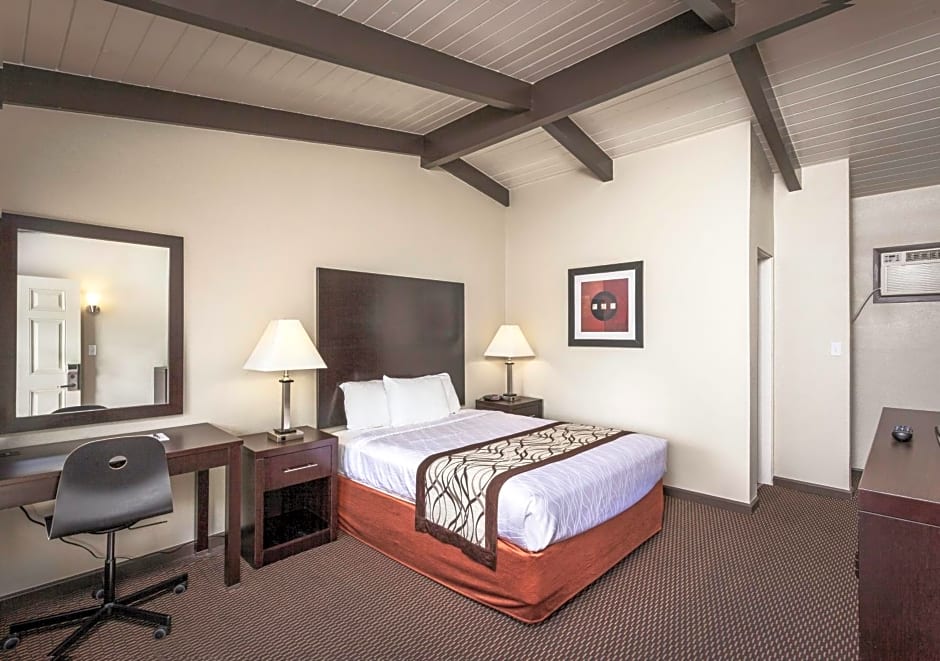 Thunderbird Lodge