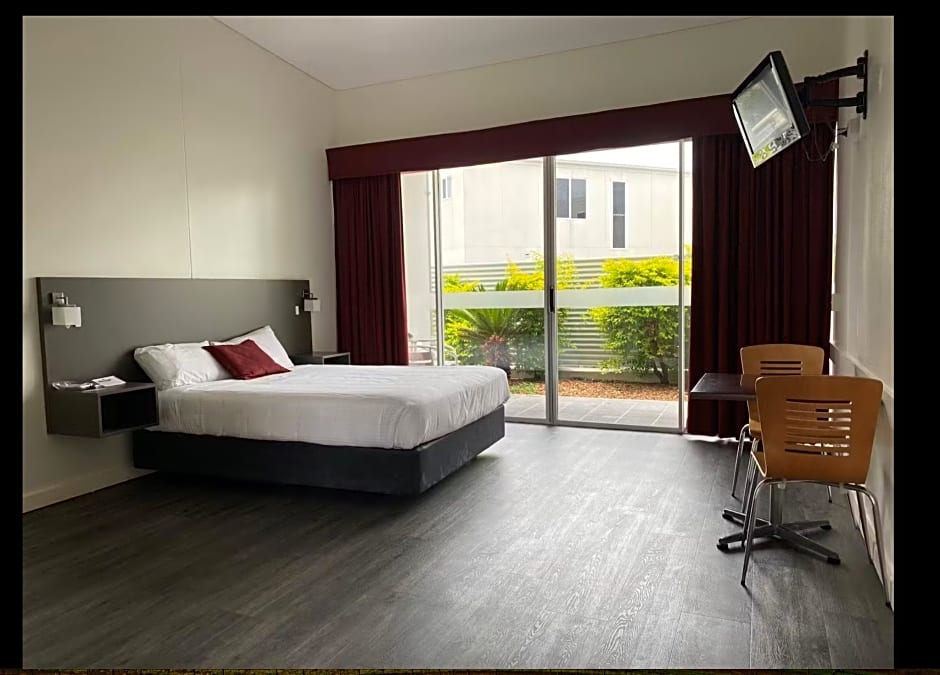 Country Roads Motor Inn