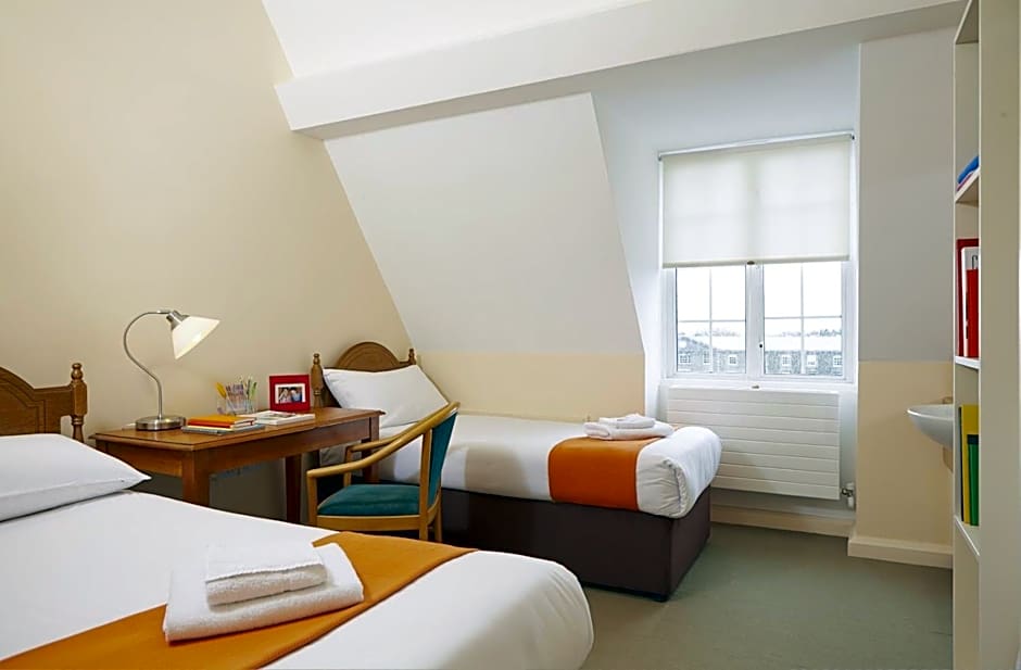 Foto 1 di 5 di Twin Room with Shared Bathroom