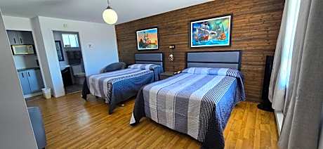 Quadruple Room with Private Bathroom