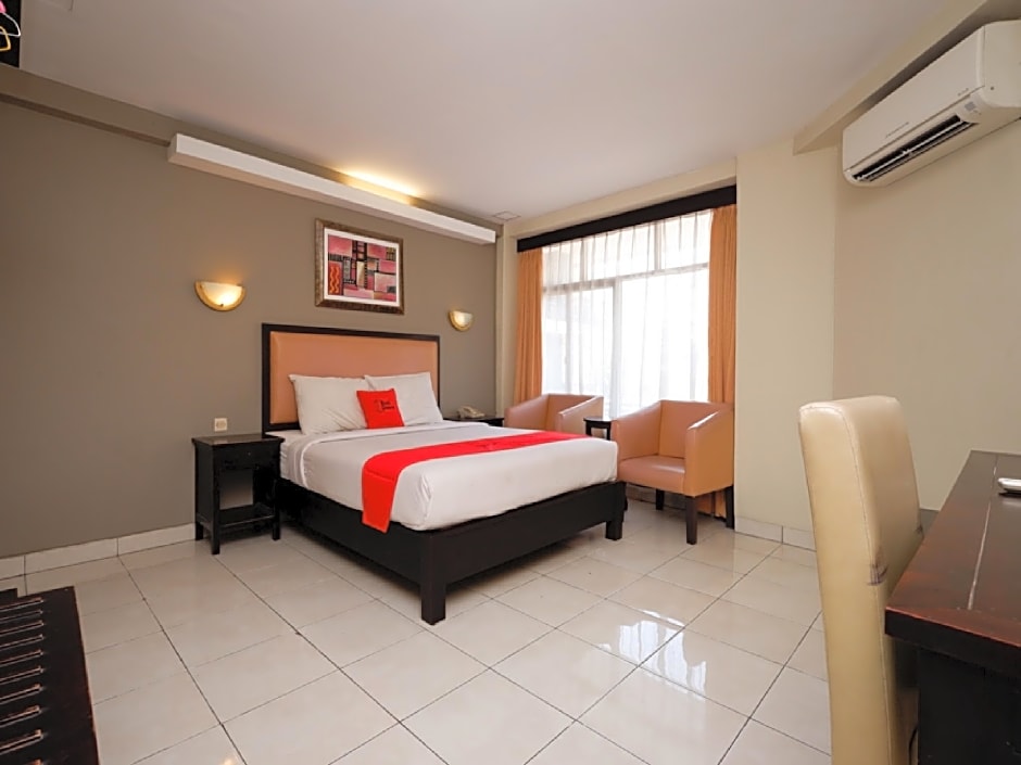 RedDoorz Plus @ Singosari Raya