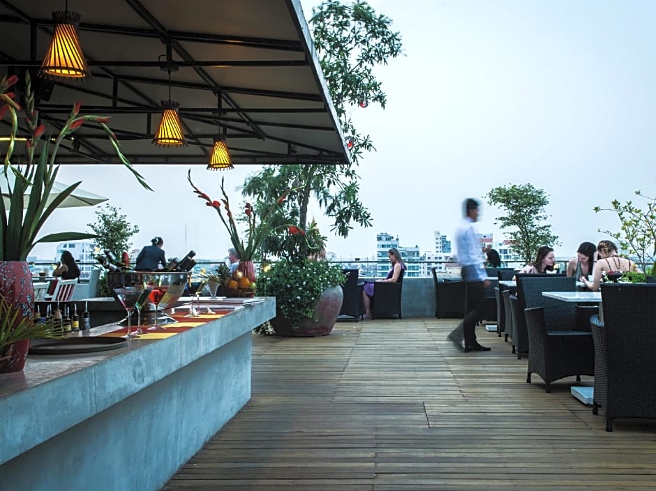 Frangipani Royal Palace Hotel