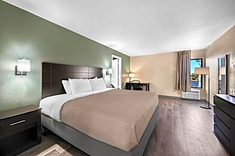 Efficiency King Room - Non-Smoking