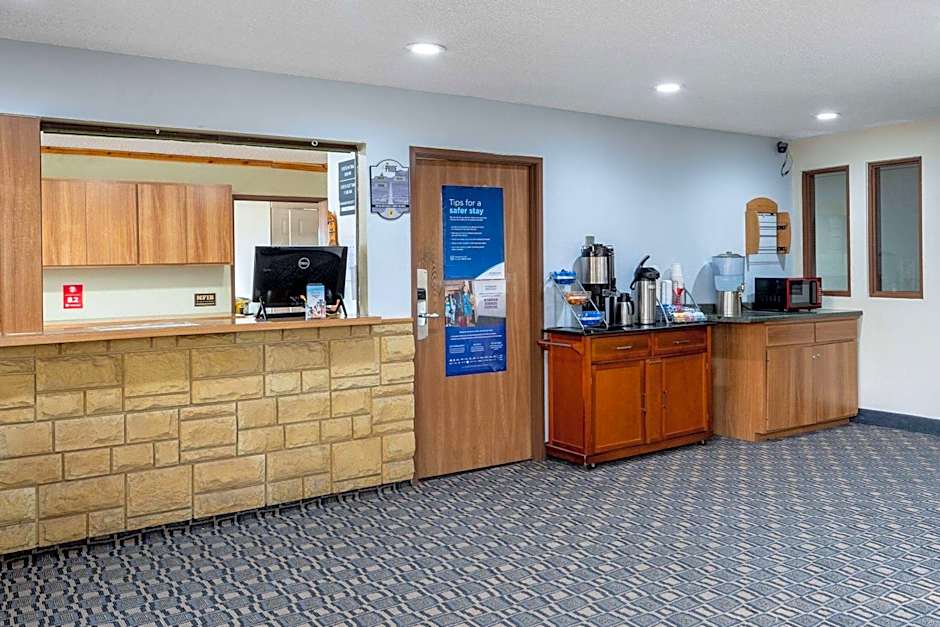 Super 8 by Wyndham Livingston