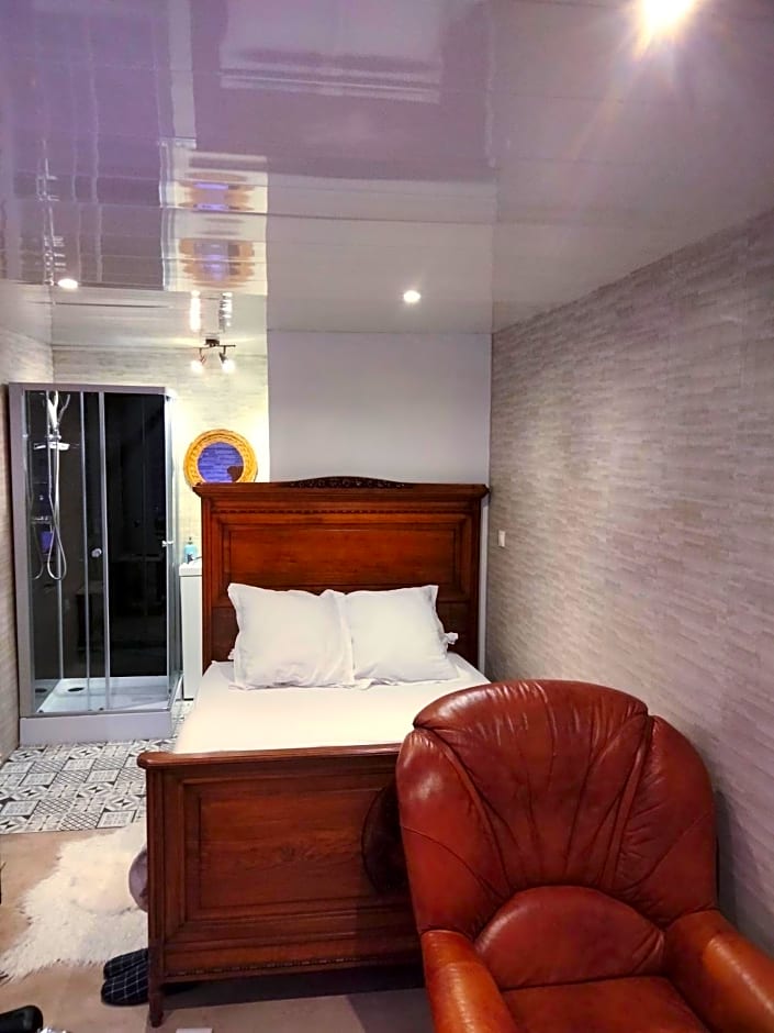 Chambre meublée indépendante, jacuzzi dans la chambre à 60110 Amblainville près de Paris