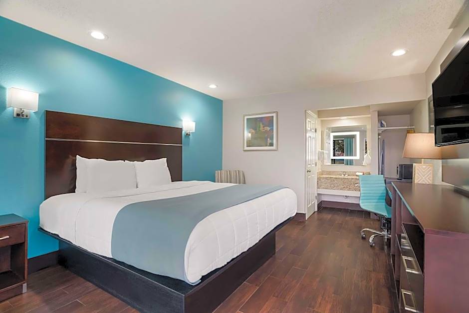 Spanish Trails Inn - Laredo Hotel