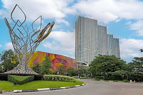 Collection O Fortune 88 Kamala Lagoon Reception at Indomaret and White Forest