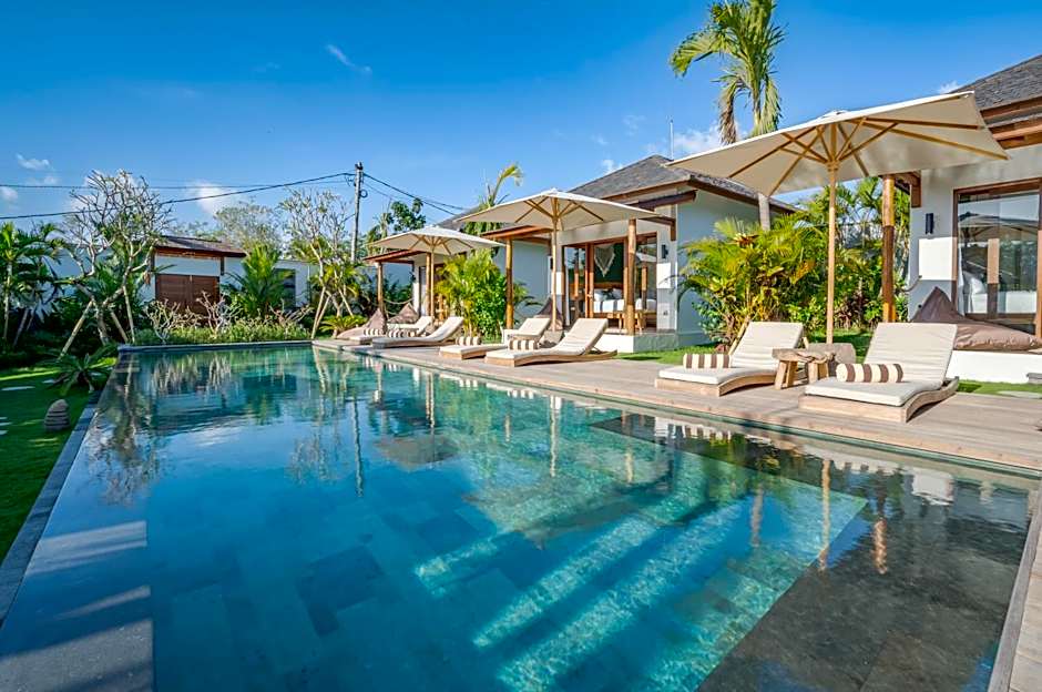 EHOA NYANYI BEACH Boutique Hotel - In front of entrance to NUANU