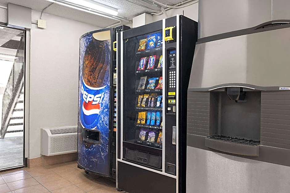 Days Inn & Suites by Wyndham Indianapolis Airport East