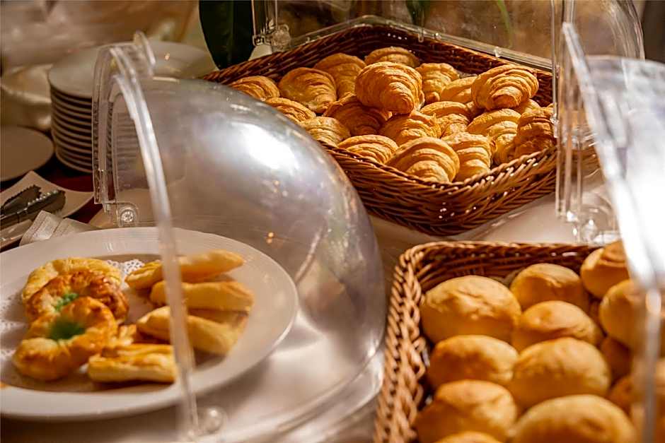 Tropicana Hotel (SHA Extra Plus)