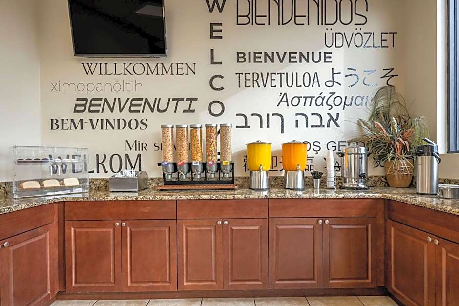 Econo Lodge Inn & Suites Maingate Central