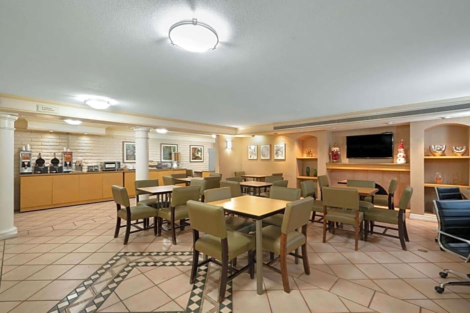 La Quinta Inn & Suites by Wyndham Phoenix Sky Harbor Airport