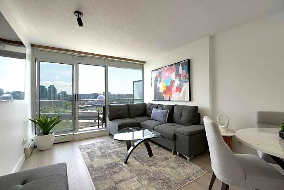 Luxary Condo Downtown Vancouver with free parking