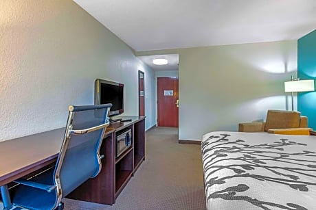 King Room - Interior Hall/Non-Smoking