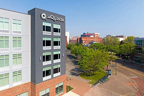 La Quinta Inn & Suites by Wyndham Chattanooga Downtown/South