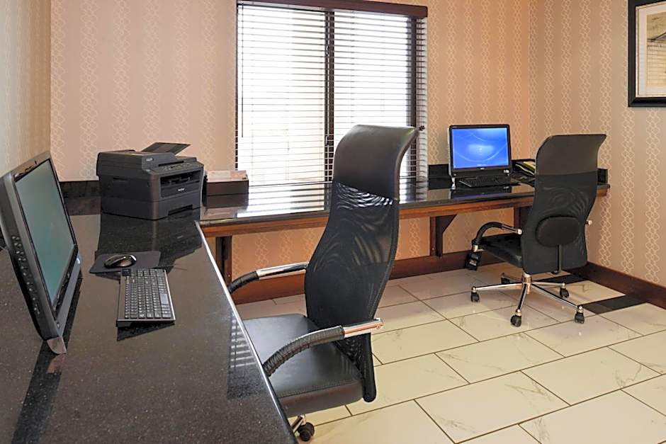 Holiday Inn Express & Suites Greenfield By IHG