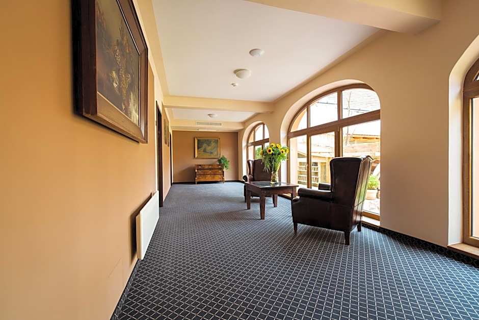 Hotel Selsky Dvur - Bohemian Village Courtyard