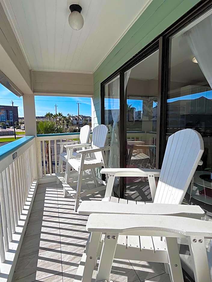Cozy Galveston Beach Front Condo