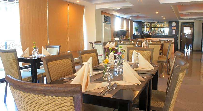 Pinnacle Hotel And Suites