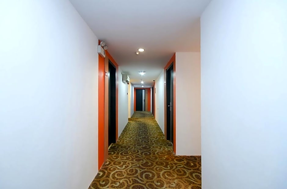 Super OYO 976 Dragon Inn