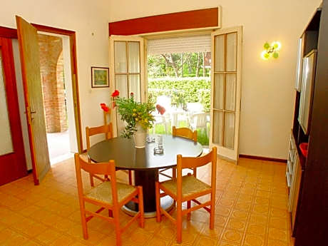 Pretty duplex for 6 guests in a green in Lignano Riviera