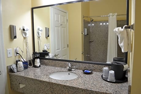 2 QUEEN BEDS,NSMK,HI SPEED NET,MICRWAVE REFRIG,COFMKR,FULL BREAKFAST