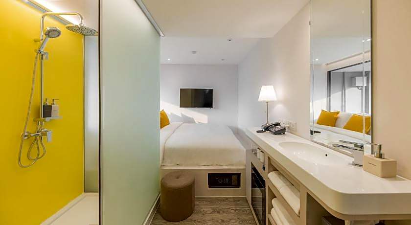 YELLO ROOMS Victory Monument