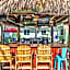 Walkabout 5 Retro Hotel on the beach with live music and a bar