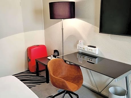 Standard room with two single beds and bathroom with shower